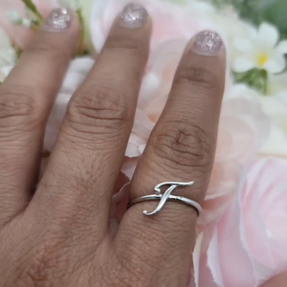 ♥️ DAINTY INITIAL STERLING SILVER RING - Picture 3 of 13